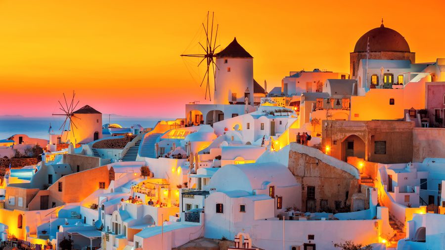 Santorini, romantičen grški otok z belimi hišicami in sončnim zahodom nad kaldero, idealen za počitnice v dvoje v Grčiji