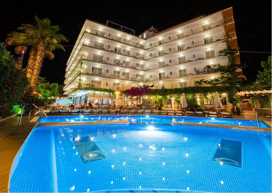 Hotel na Costa Bravi z bazenom za pare in sproščene počitnice