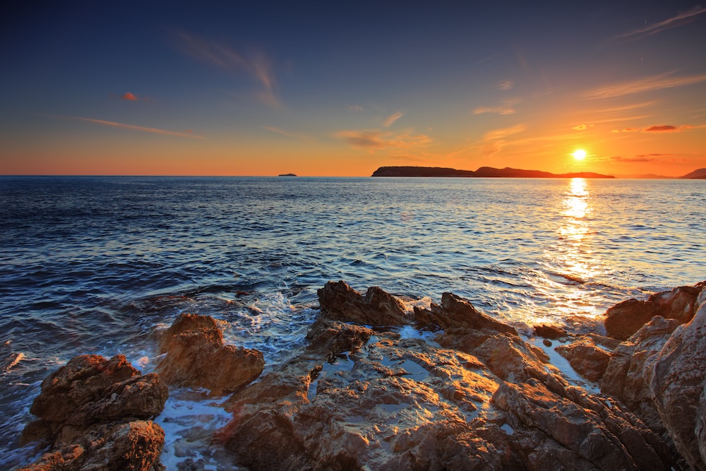 Hrvaška obala: mirno Jadransko morje v topli svetlobi sončnega zahoda