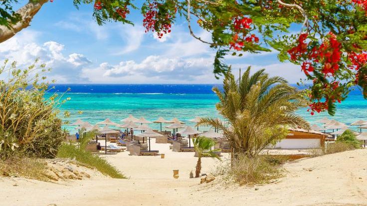 Peščena plaža in resorti v Hurgadi, priljubljeno zimsko letovišče v Egiptu