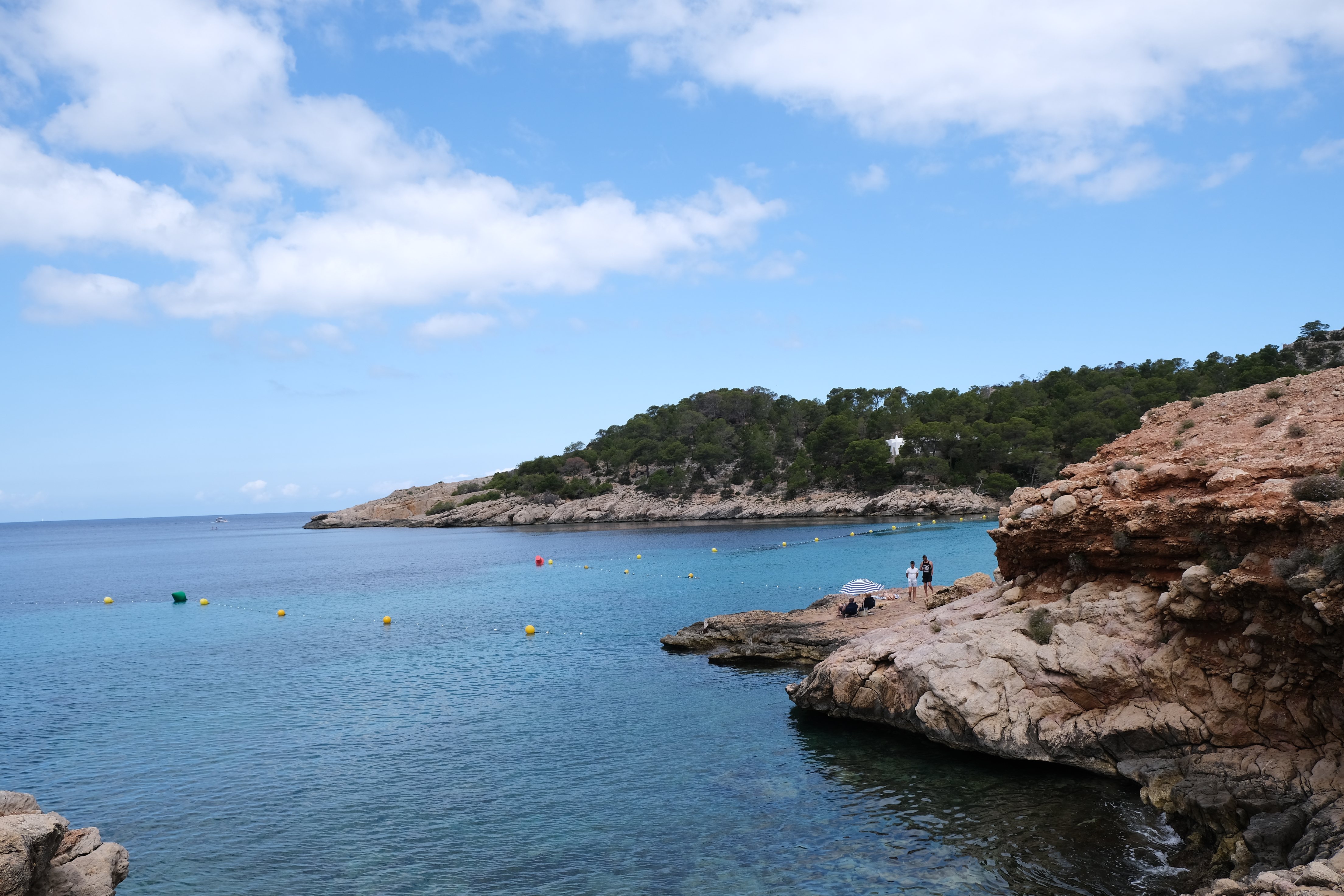 Ibiza s kristalno čisto vodo, skalnato obalo in čudovito plažo