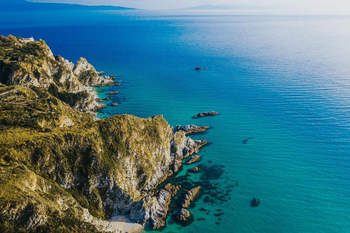 Ricadi v Kalabriji z mirno obalo in lepim razgledom