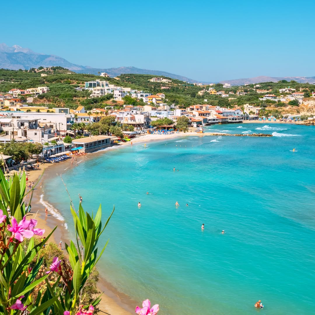 Almyrida Kreta peščena plaža in razgledi na gore