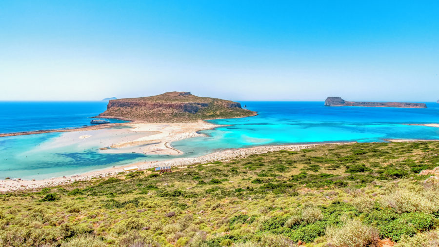 Plaža Balos s turkizno laguno in belim peskom.
