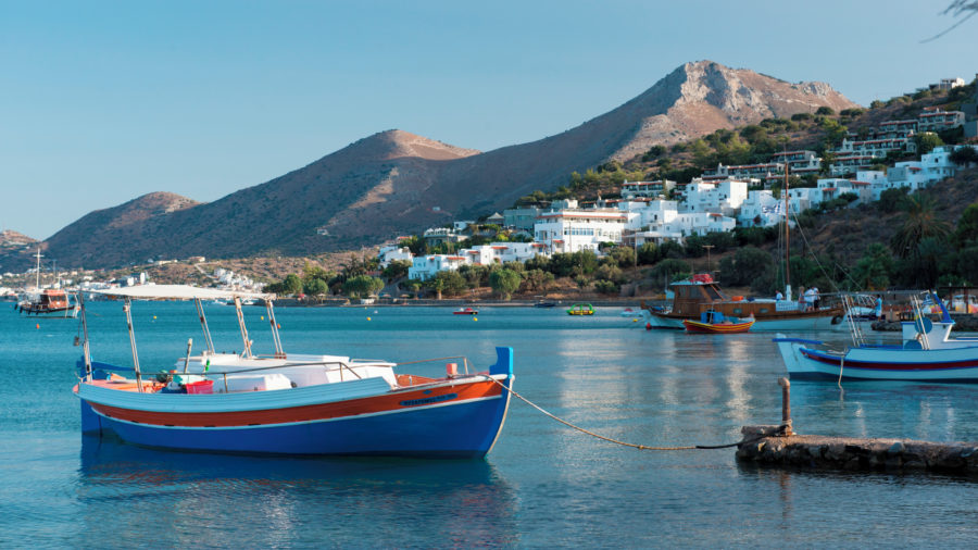 Plaža Elounda s pogledom na otok Spinalonga