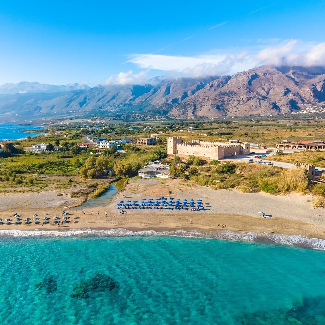 Frangokastello Kreta peščena plaža in beneški grad ob morju