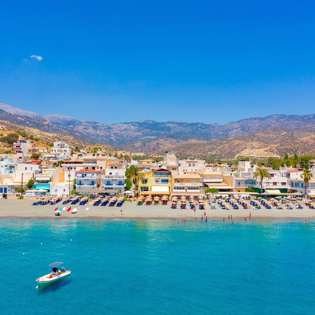 Myrtos Kreta barvita vas in dolga plaža