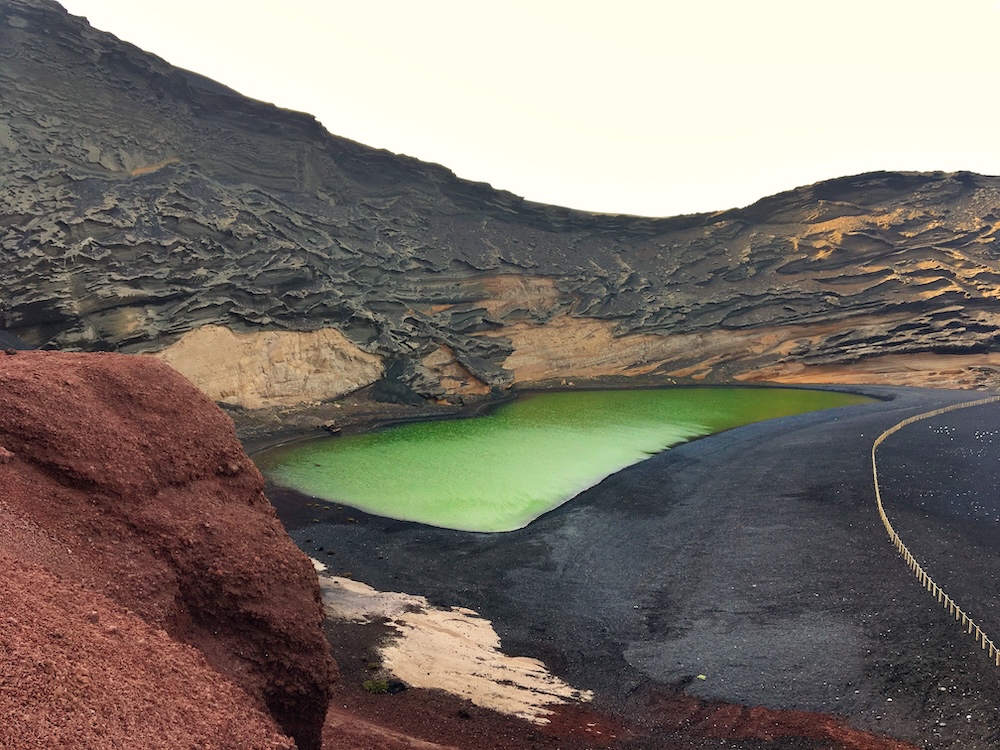 Laguna Verde na Lanzarotu – smaragdno zelena laguna ob črni vulkanski obali pri El Golfo