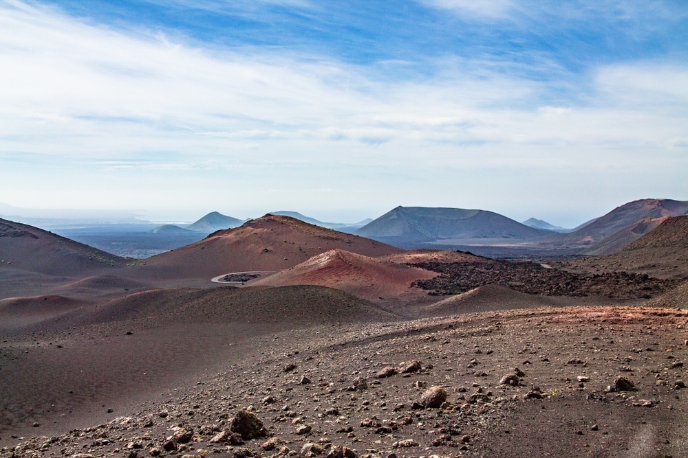 Lanzarote ob sončnem zahodu: dramatična vulkanska pokrajina in pogled na Atlantik
