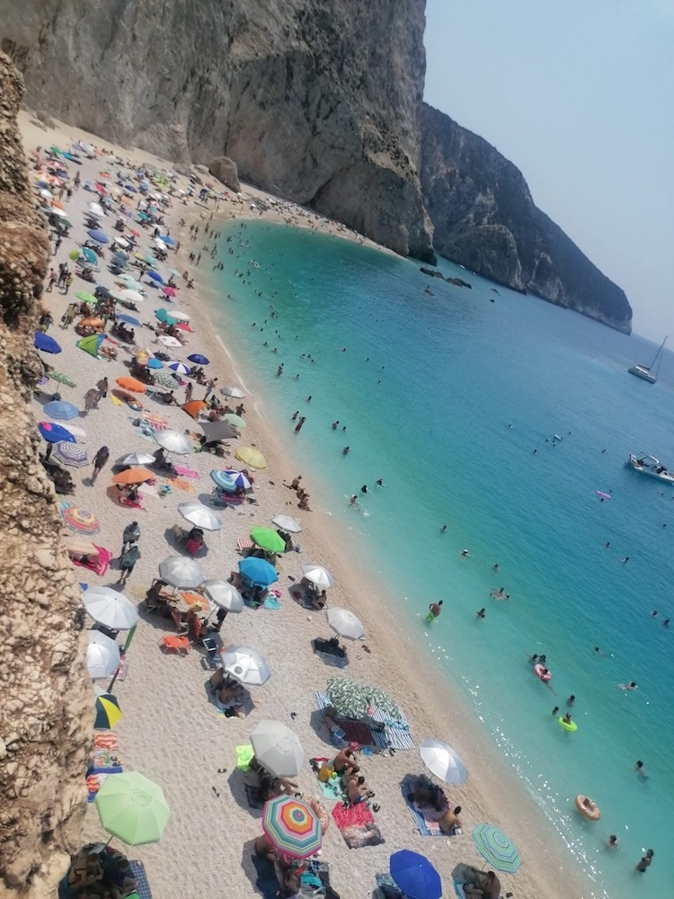 Plaža pod belimi pečinami in turkizno morje na Lefkasu