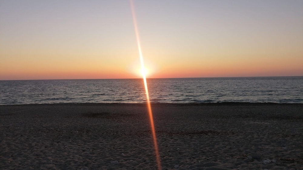 Sončni zahod nad morjem na otoku Lefkas v Grčiji