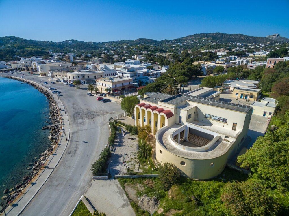 Lakki Leros – italijanska arhitektura in obalno mesto z enim največjih naravnih pristanišč