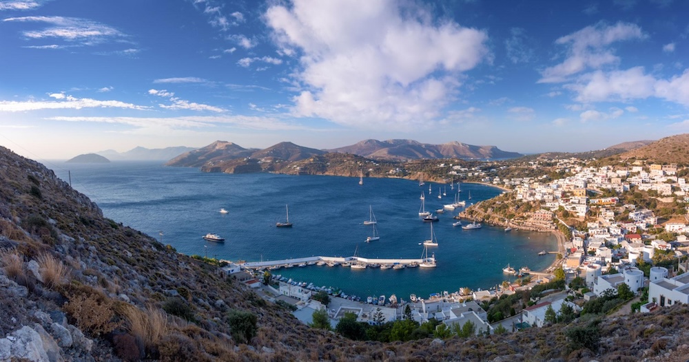 Leros Agia Marina – slikovit zaliv z ladjicami in tradicionalnimi hišami ob morju