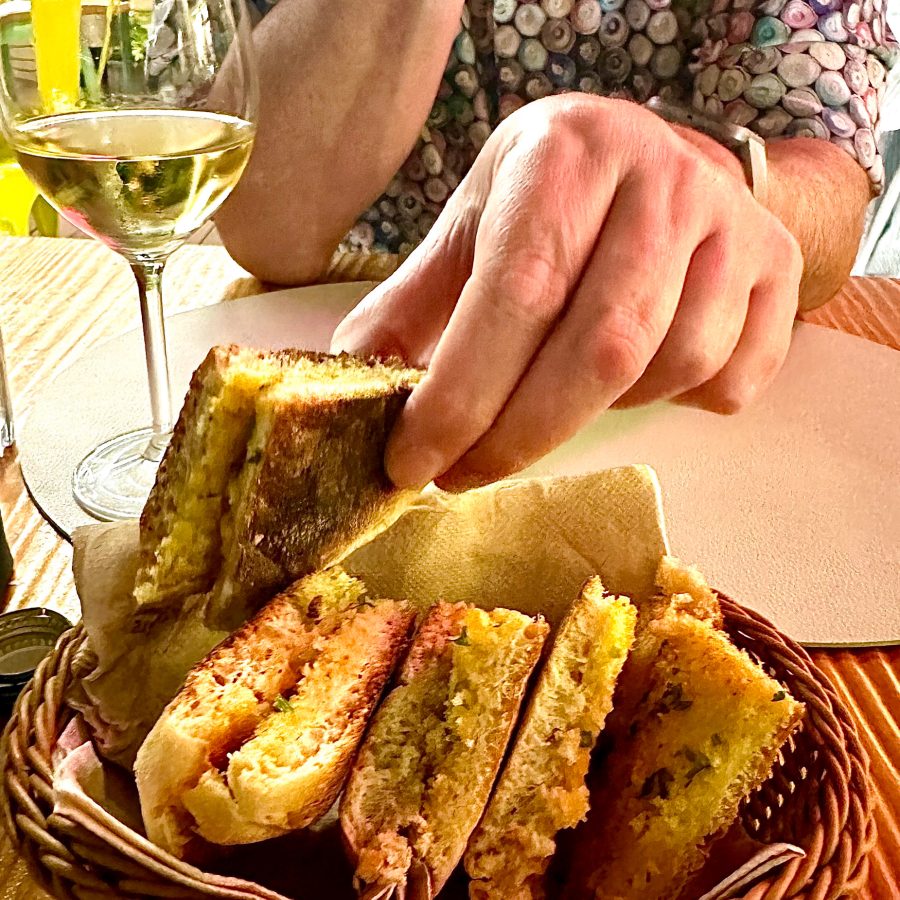 Bolo do Caco in veganske jedi v restavraciji Mundo Vegan Funchal, potovanje Madeira