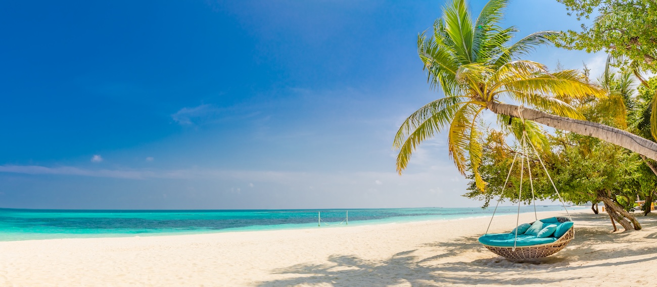 Peščena plaža in tropsko vzdušje na Maldivih