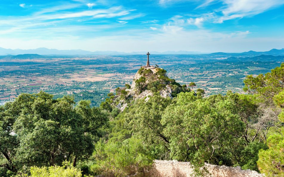 Samostan Sant Salvador na vrhu hriba s panoramskim razgledom na Mallorco.