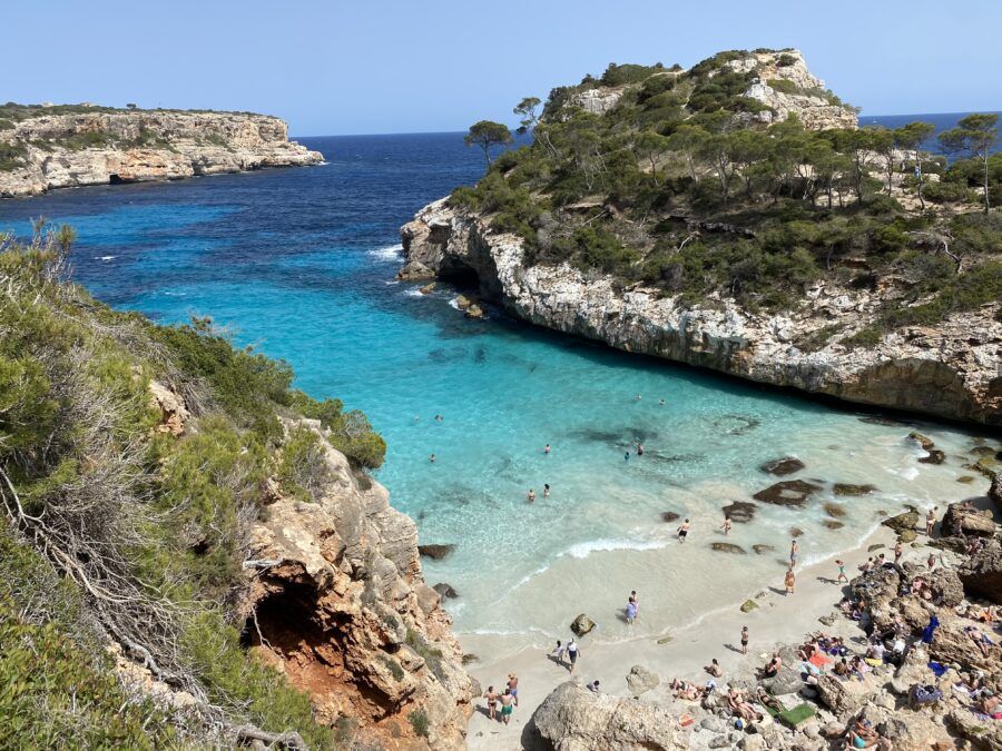 Mallorca z lepo peščeno plažo in turkiznim morjem za družinske in poletne počitnice