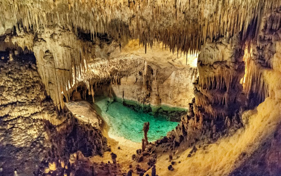 Podzemno jezero Martel v jamah Cuevas del Drach z razsvetljavo.