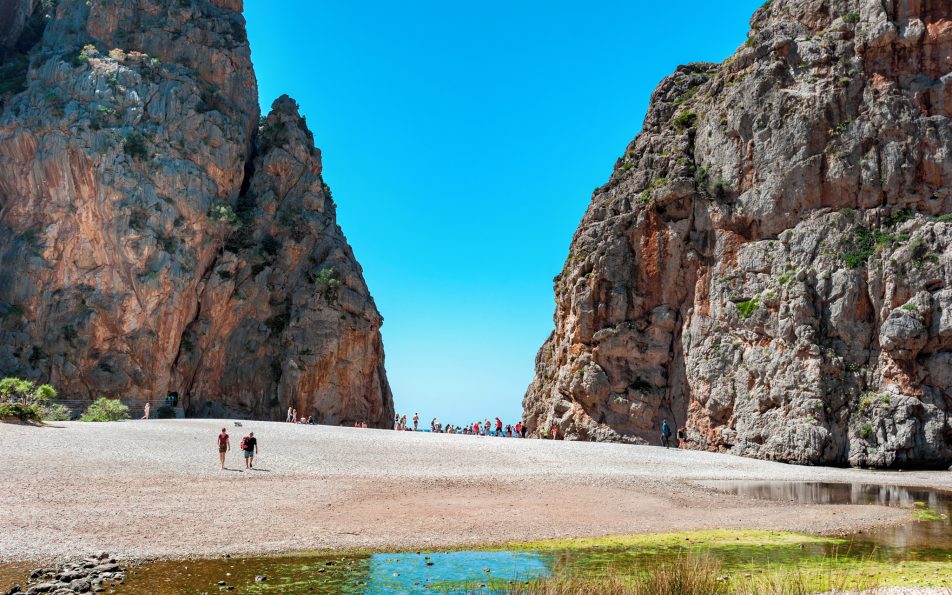Kanjon Torrent de Pareis v dolini Sa Calobra, kjer se kanjon sreča z morjem.]