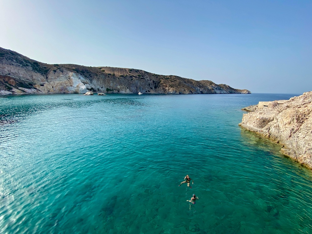 Milos plaža - kristalno čista voda in mirno morje.