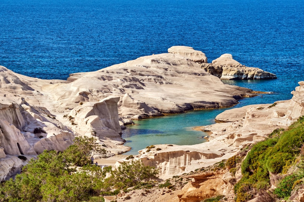 Sarakiniko Milos – znamenita bela vulkanska pokrajina na grškem otoku