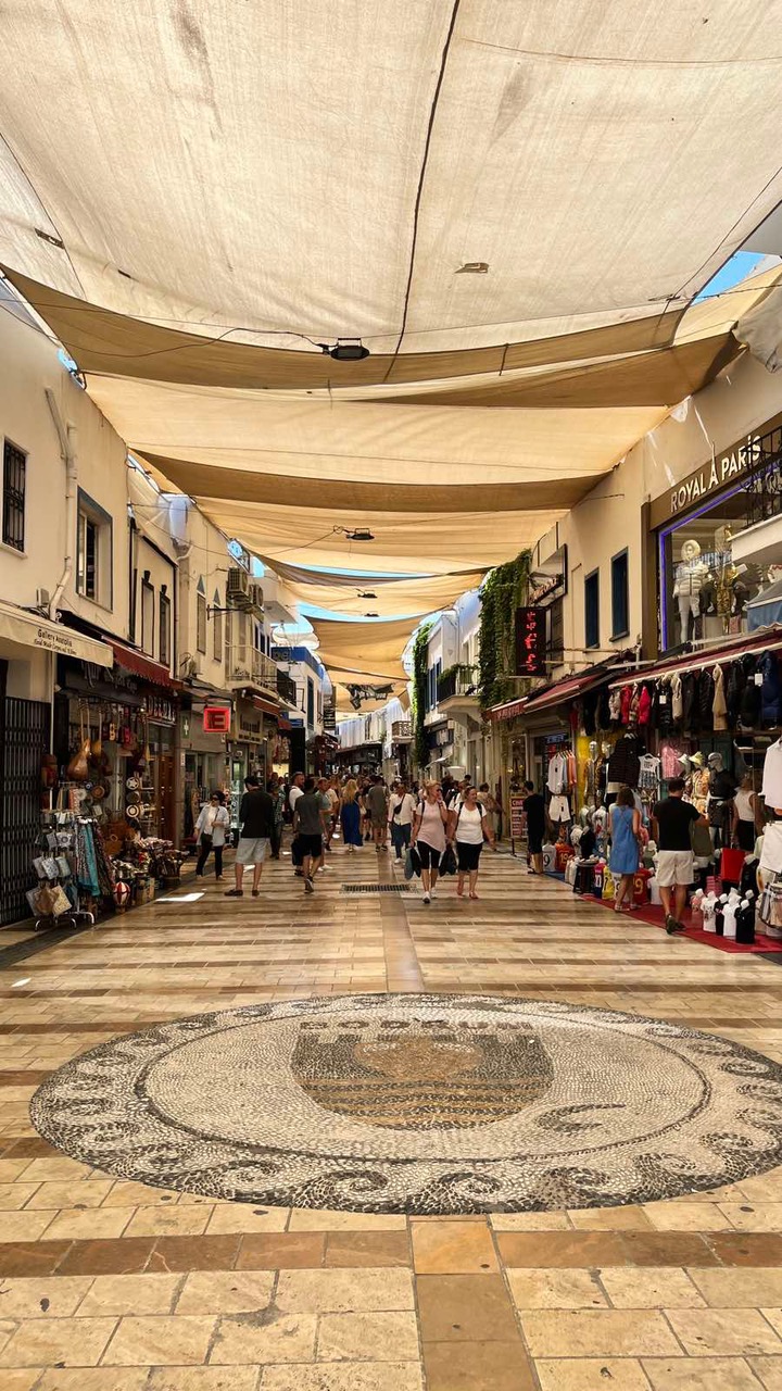 Ozke ulice in trgovinice med izletom v Bodrum