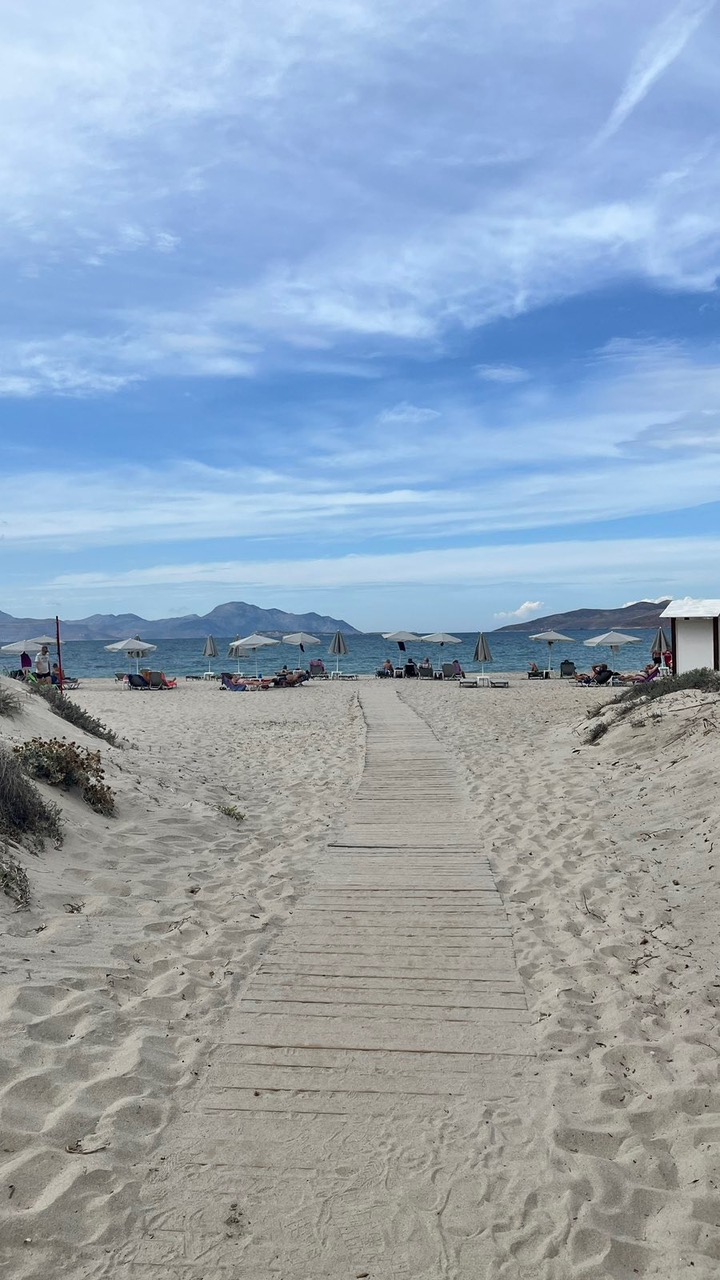Morje in vetrovna obala na plaži Marmari na Kosu