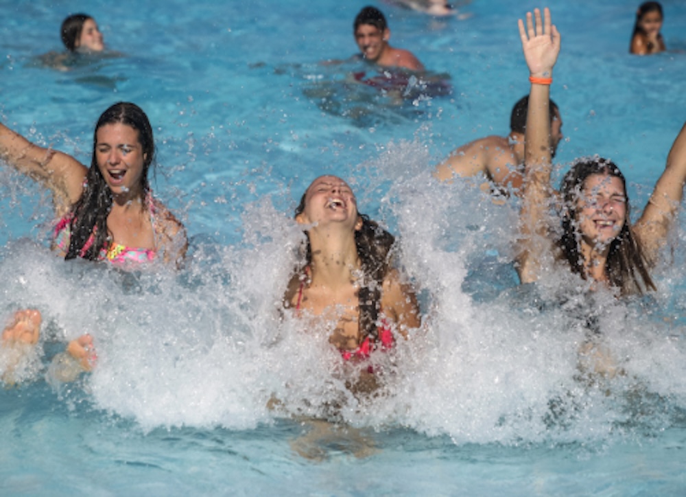 Wave Pool bazen z valovi v Water World Lloret de Mar
