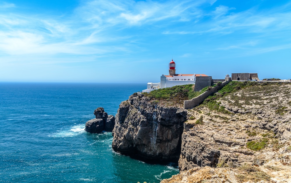 Algarve na Portugalskem: dramatični klifi in obala ob Atlantskem oceanu ob sončnem zahodu