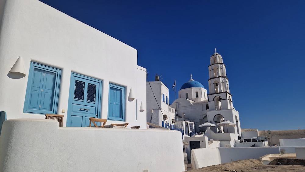 Ozke ulice in bela arhitektura v Pyrgosu na Santoriniju