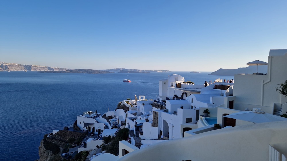 Oia na Santoriniju z belo-modrimi hišami