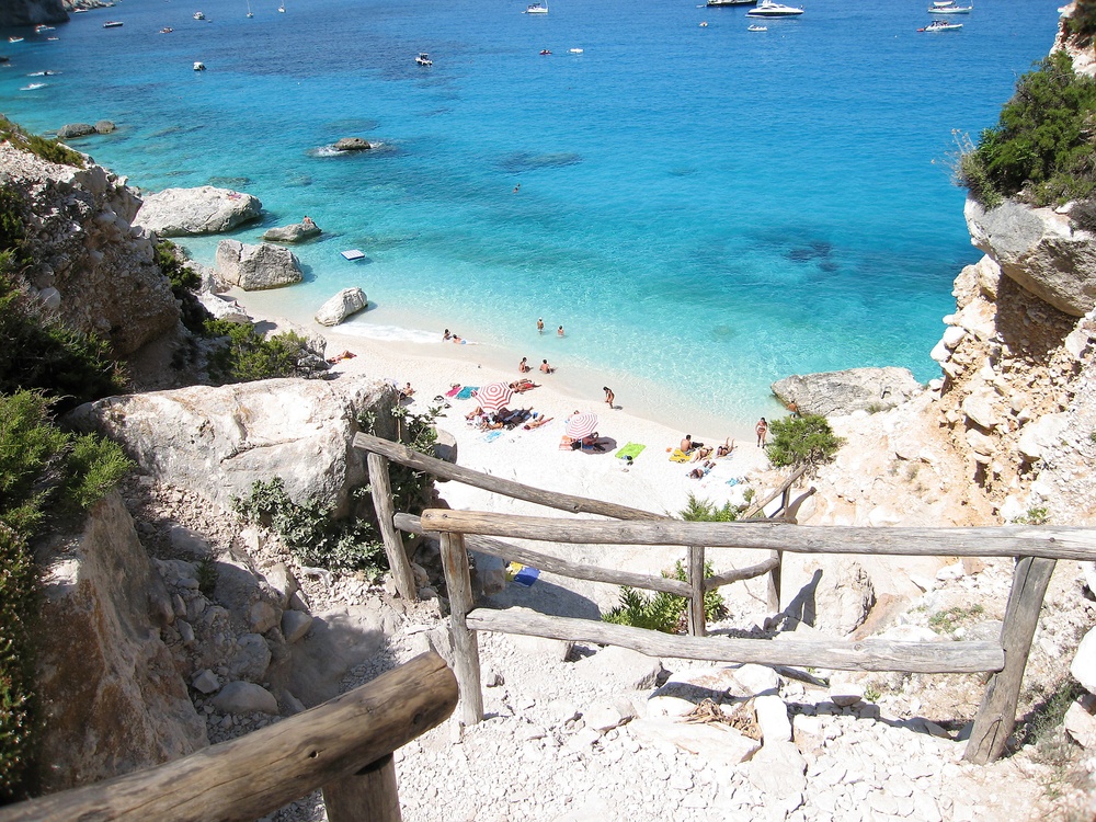 Cala Goloritzé na Sardiniji z dramatičnimi skalami, prodnato obalo in izjemno čisto vodo