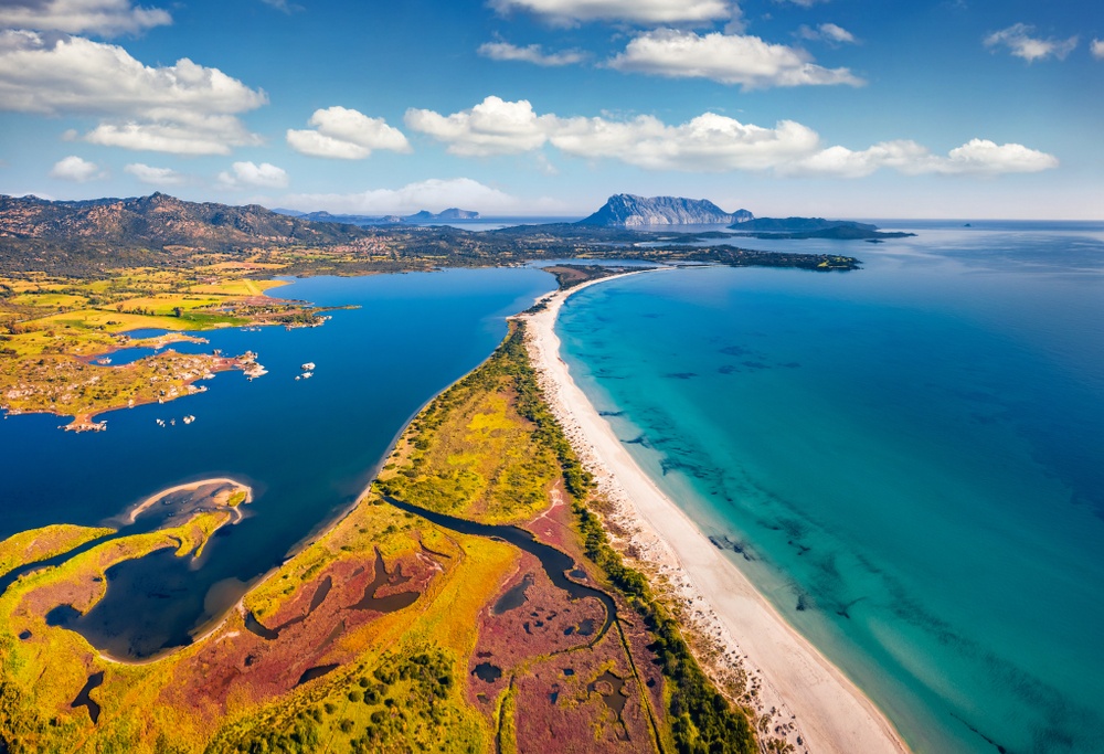 Arhipelag La Maddalena pri Sardiniji s turkiznim morjem, otočki in čudovitimi razgledi