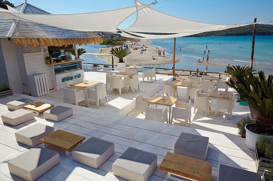 Spiaggia Capo Coda Cavallo na Sardiniji z mirnim zalivom, čisto vodo in naravno kuliso
