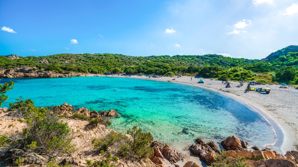 Trenino Verde na Sardiniji med vožnjo skozi notranjost otoka, gore in podeželje