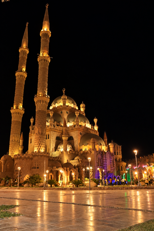 Osvetljena mošeja Al Sahaba ob Old Marketu v Sharm el Sheikhu