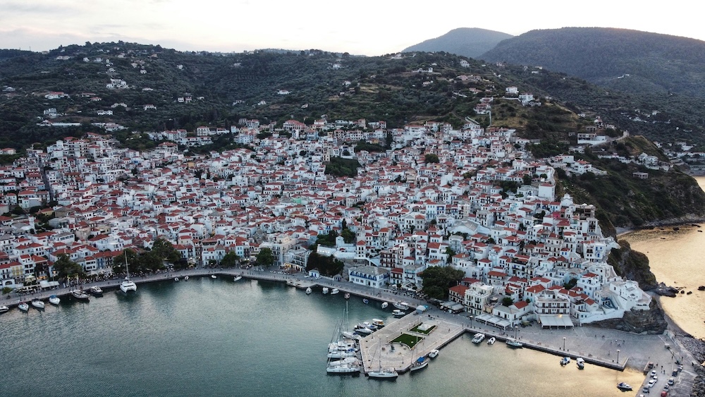 Mesto Skopelos – tradicionalne bele hiše, tlakovane ulice in pristno otoško vzdušje na grškem otoku Skopelos