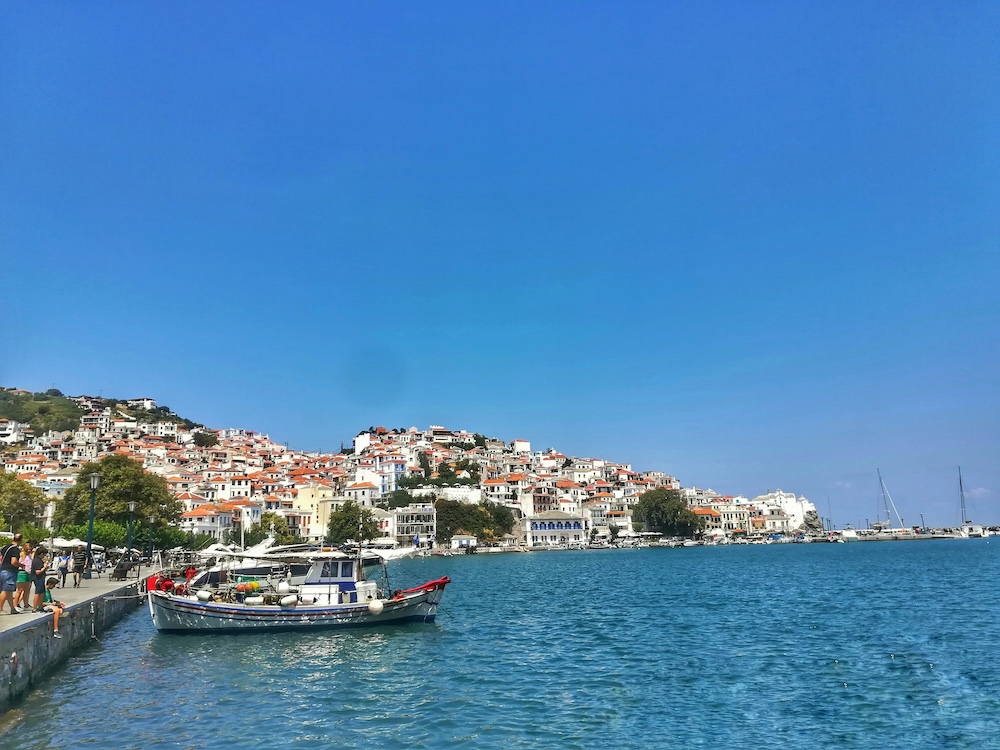 Pristanišče Skopelos – obalno mestece z barvitimi čolni in tradicionalnimi hišami ob Egejskem morju
