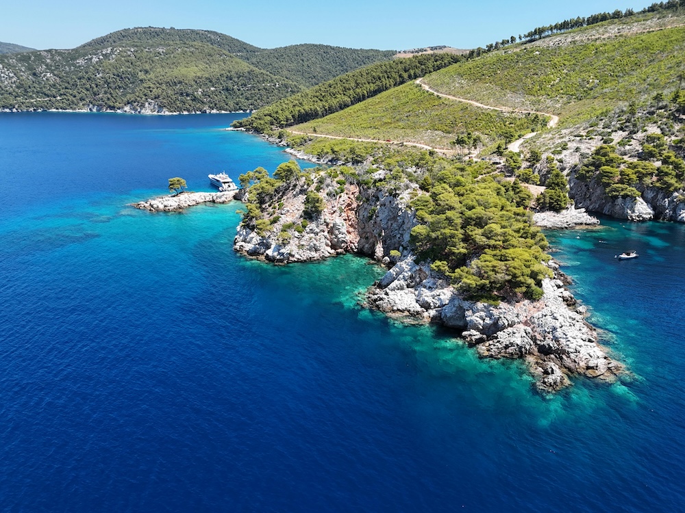 Skopelos obala – zelena narava, borovi gozdovi in turkizno morje ob obali grškega otoka Skopelos