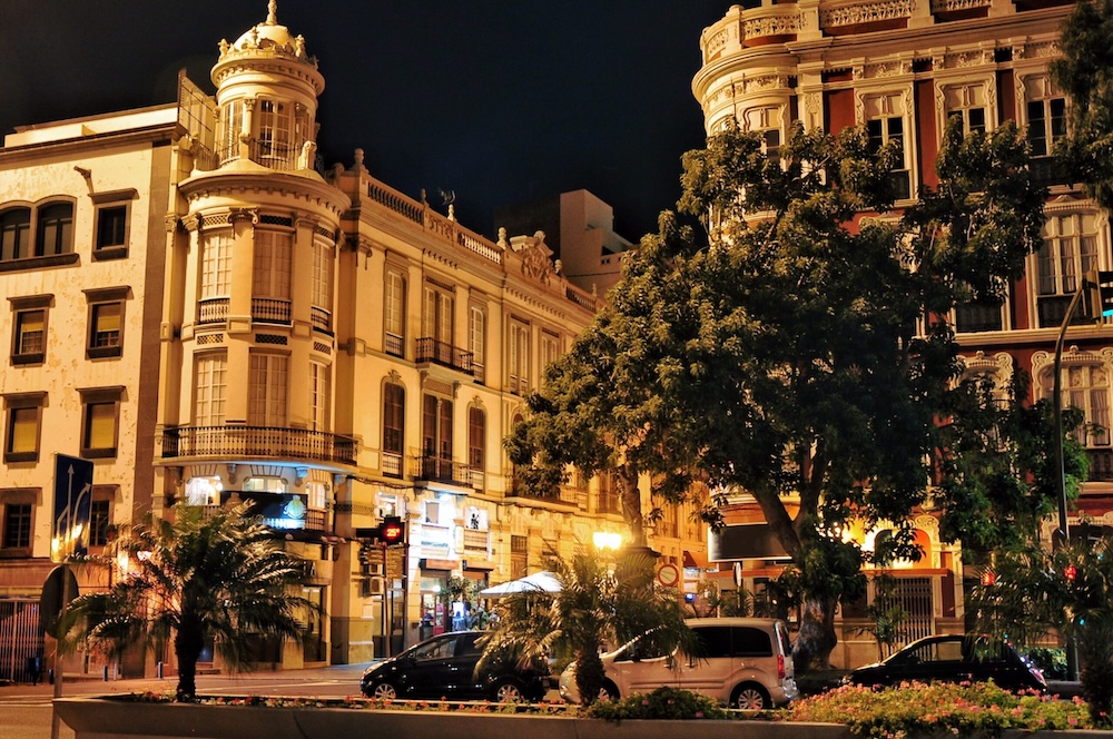 Gran Canaria: mestni utrip Las Palmasa zvečer, idealno za sprehod po četrti Vegueta