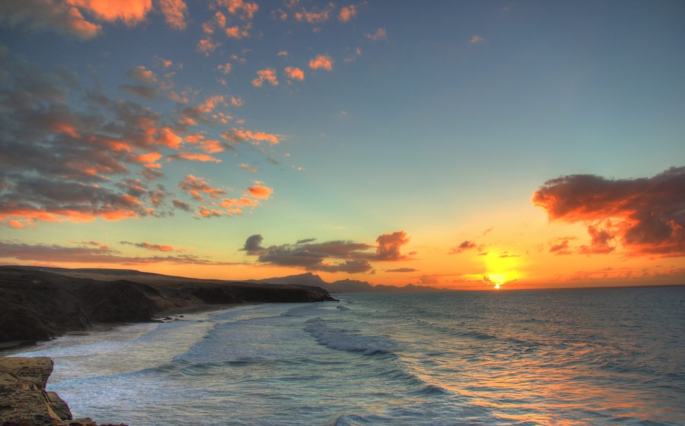 Fuerteventura na Kanarskih otokih: dolga plaža, sipine in sončni zahod nad Atlantskim oceanom