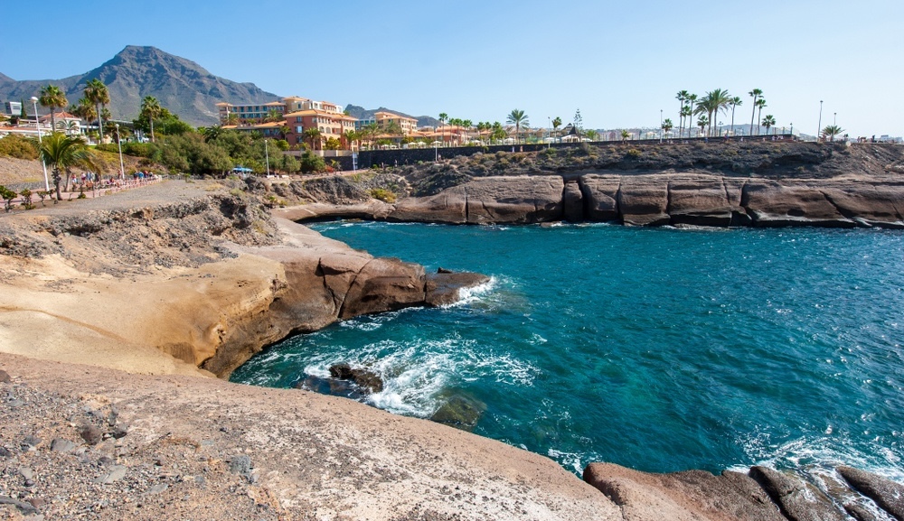Costa Adeje – Playa de Fañabé z ležalniki, promenado in beach bari na Tenerife