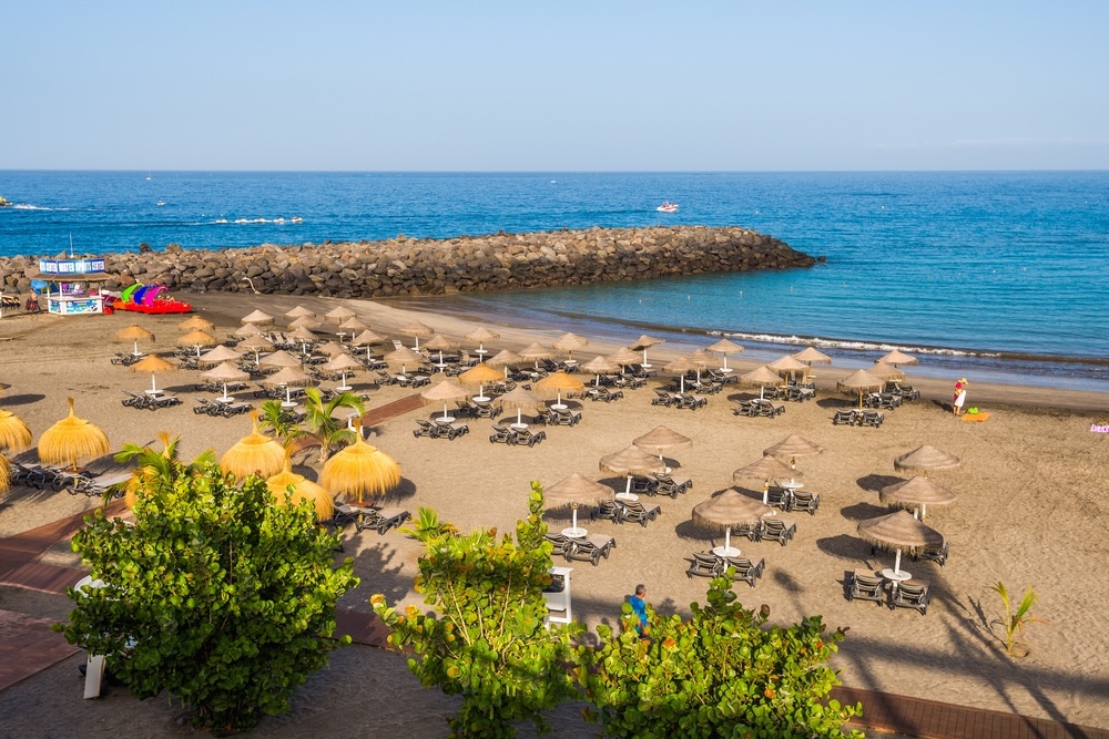 Playa de Torviscas – živahna plaža v Costa Adeje z vodnimi športi in mirnim morjem