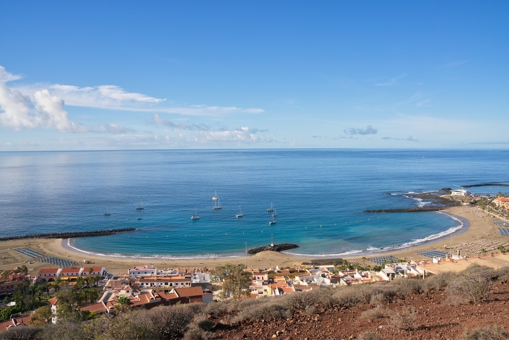 Playa de las Vistas – široka družinska plaža med Los Cristianos in Playa de las Américas