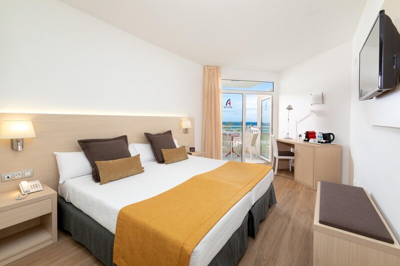 Najina soba v Alexandre Hotel Troya – prostorna, moderna in predvsem z ogromno posteljo.