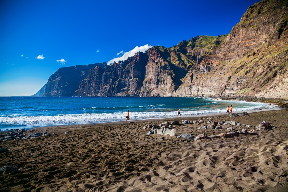 Playa de los Guíos v Los Gigantes – črn vulkanski pesek in mogočni klifi na Tenerife