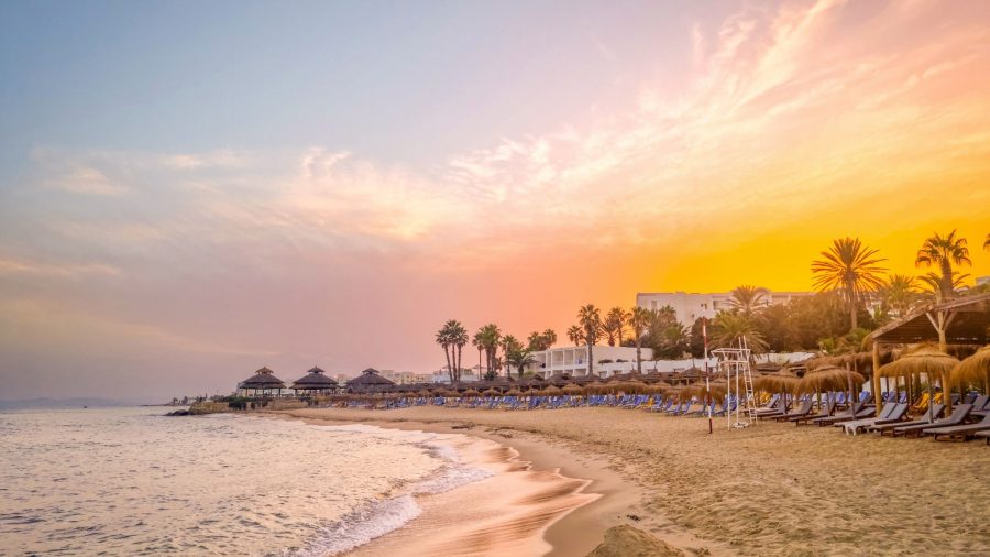Sončni zahod nad obalo Hammameta v Tuniziji
