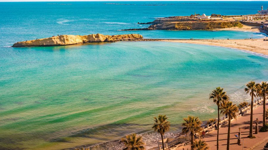 Peščena plaža med Skanesom in Monastirjem v Tuniziji