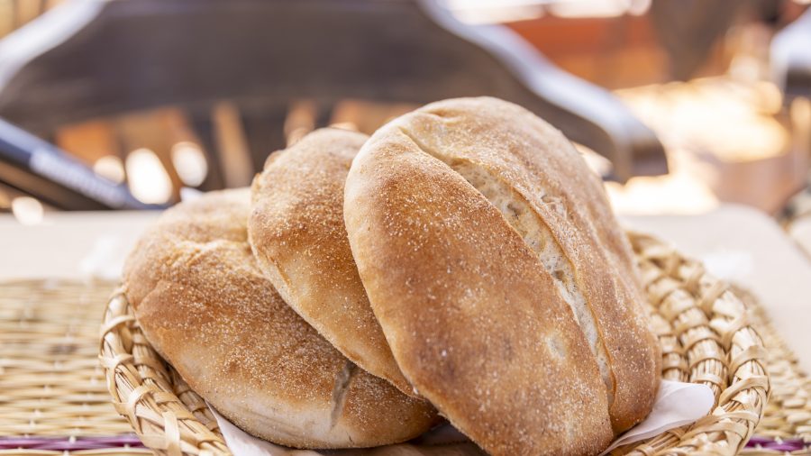 Sveže pečen tradicionalni tunizijski kruh