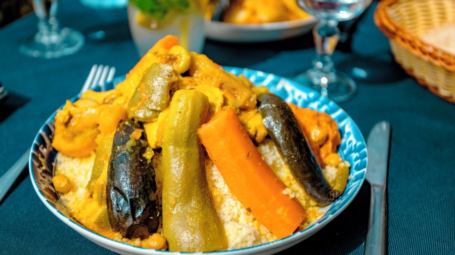 Tradicionalni tunizijski couscous z zelenjavo in omako